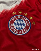 Camiseta Bayern de Munique Vermelha Copa do Mundo 2025 - Versão Torcedor